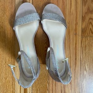Betsy Johnson Gold glitter 2” heel. Size 7